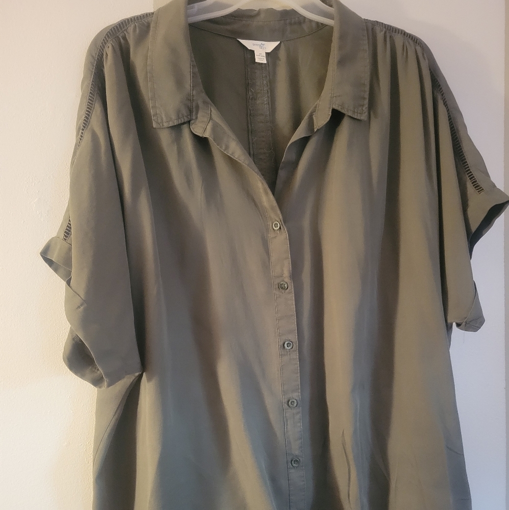 Plus Size Button-Up blouse - Picture 9 of 9